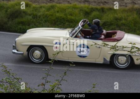 CAGLI, ITALIEN - 23. MÄRZ 2021: CAGLI , ITALIEN - OTT 24 - 2020 : MERCEDES-BENZ 190 SL 1956 Stockfoto