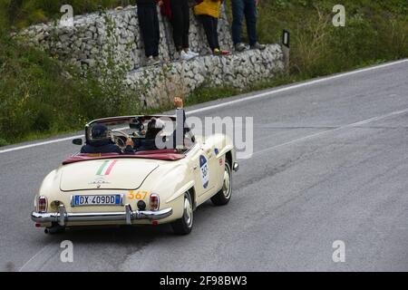 CAGLI, ITALIEN - 23. MÄRZ 2021: CAGLI , ITALIEN - OTT 24 - 2020 : MERCEDES-BENZ 190 SL 1956 Stockfoto