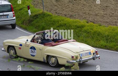 CAGLI, ITALIEN - 23. MÄRZ 2021: CAGLI , ITALIEN - OTT 24 - 2020 : MERCEDES-BENZ 190 SL 1956 Stockfoto