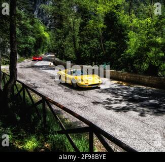 GOLA DEL FURLO, ITALIEN - 19. MAI 2017: GOLA DEL FURLO, ITALIEN - 19. MAI: FERRARI 246 DINO GTS 1973 Stockfoto