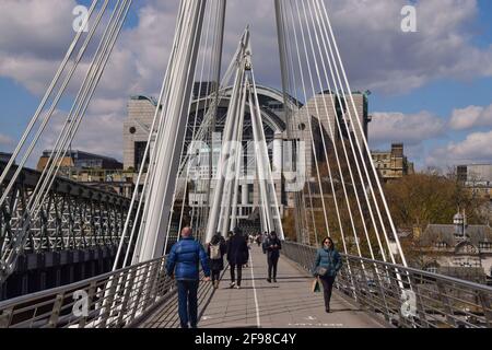 London, Großbritannien. April 2021. Die Menschen laufen entlang der Golden Jubilee Bridge in London.die Lockdown-Regeln wurden Anfang dieser Woche in England gelockert. Kredit: SOPA Images Limited/Alamy Live Nachrichten Stockfoto