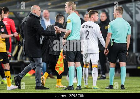 KERKRADE, NIEDERLANDE - APRIL 16: Trainer Jurgen Streppel von Roda JC, Assistenzreferent Patrick Inia, Robin Schouten von NAC Breda, Referent Janni Stockfoto