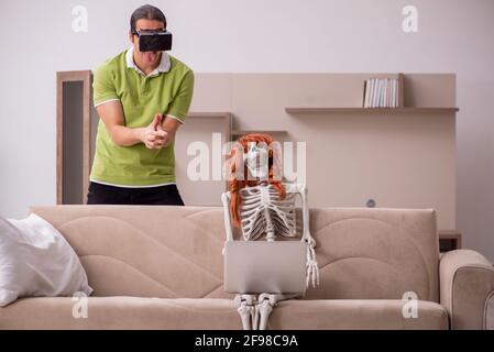 Mann mit weiblichem Skelett im Virtual Reality Konzept Stockfoto