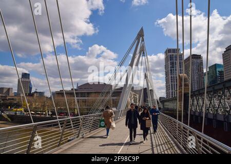 London, Großbritannien. April 2021. Die Menschen laufen entlang der Golden Jubilee Bridge in London.die Lockdown-Regeln wurden Anfang dieser Woche in England gelockert. (Foto: Vuk Valcic/SOPA Images/Sipa USA) Quelle: SIPA USA/Alamy Live News Stockfoto