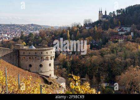 Maschikuliturm in den Weinbergen der Festung Marienberg oberhalb der Stadt Würzburg, Unterfranken, Franken, Bayern, Deutschland Stockfoto