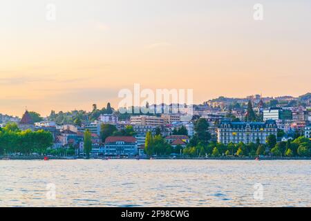 Ouchy Teil von Lausanne vom Genfer See aus gesehen bei Sonnenuntergang, Schweiz Stockfoto