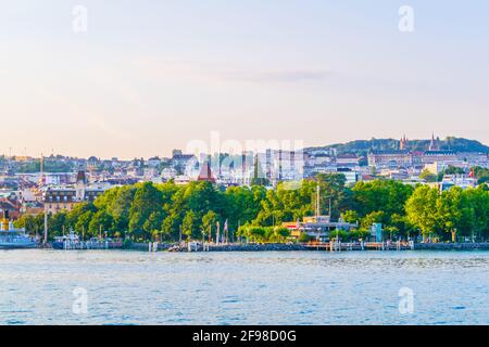 Schweizer Stadt Lausanne vom Genfer See aus gesehen Stockfoto