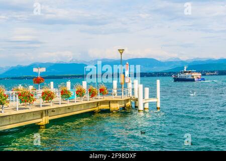 Die Passagierfähre kommt am Pier im Hafen von Nyon in der Schweiz an Stockfoto