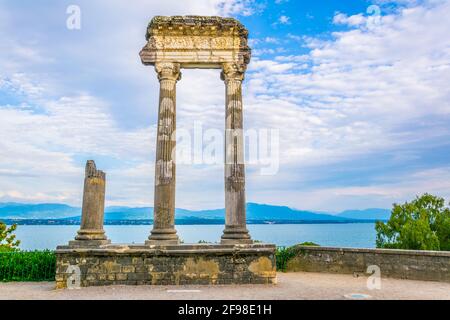 Ruinen einer antiken Säule in Nyon, Schweiz Stockfoto