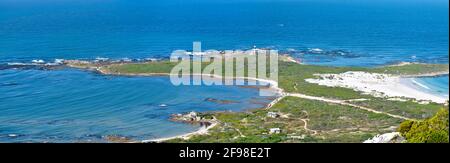 Meereslandschaft des Cape Hangklip Leuchtturm und umliegende Vegetation, Dünen und Buchten, in der Nähe von Betty's Bay, Südafrika. Stockfoto