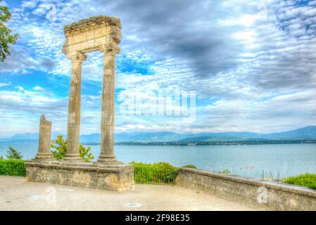 Ruinen einer antiken Säule in Nyon, Schweiz Stockfoto