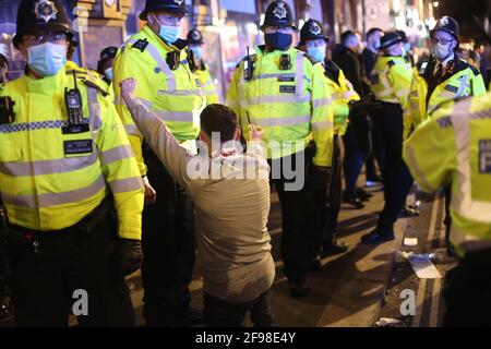 London, England, Großbritannien. April 2021. Die britische Polizei verhaftete einen Schwarzen. Nachtschwärmer füllten die Straßen von Soho in der ersten Freitagabend, nachdem die Blockierung des Coronavirus in England nachgelassen hatte. Das Land trat nach der Blockierung am 5. Januar in die dritte Phase der Lockerung ein. Kredit: Tayfun Salci/ZUMA Wire/Alamy Live Nachrichten Stockfoto