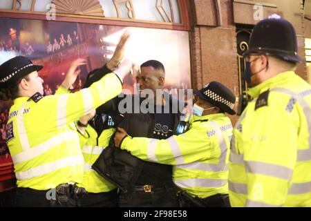 London, England, Großbritannien. April 2021. Die britische Polizei verhaftete einen Schwarzen. Nachtschwärmer füllten die Straßen von Soho in der ersten Freitagabend, nachdem die Blockierung des Coronavirus in England nachgelassen hatte. Das Land trat nach der Blockierung am 5. Januar in die dritte Phase der Lockerung ein. Kredit: Tayfun Salci/ZUMA Wire/Alamy Live Nachrichten Stockfoto