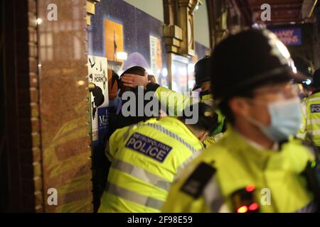 London, England, Großbritannien. April 2021. Die britische Polizei verhaftete einen Schwarzen. Nachtschwärmer füllten die Straßen von Soho in der ersten Freitagabend, nachdem die Blockierung des Coronavirus in England nachgelassen hatte. Das Land trat nach der Blockierung am 5. Januar in die dritte Phase der Lockerung ein. Kredit: Tayfun Salci/ZUMA Wire/Alamy Live Nachrichten Stockfoto