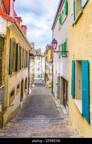 Blick auf eine schmale Straße in der schweizer Stadt Nyon, Schweiz Stockfoto