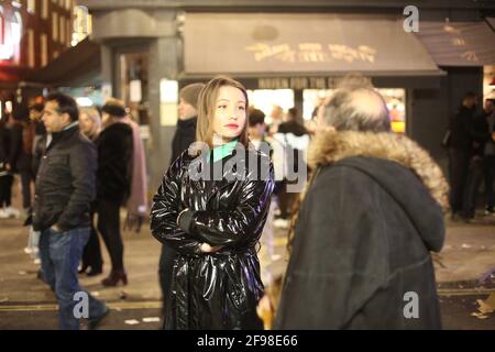 London, England, Großbritannien. April 2021. Nachtschwärmer füllten die Straßen von Soho in der ersten Freitagabend, nachdem die Blockierung des Coronavirus in England nachgelassen hatte. Das Land trat nach der Blockierung am 5. Januar in die dritte Phase der Lockerung ein. Kredit: Tayfun Salci/ZUMA Wire/Alamy Live Nachrichten Stockfoto