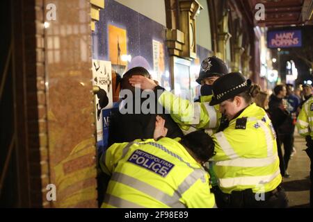 London, England, Großbritannien. April 2021. Die britische Polizei verhaftete einen Schwarzen. Nachtschwärmer füllten die Straßen von Soho in der ersten Freitagabend, nachdem die Blockierung des Coronavirus in England nachgelassen hatte. Das Land trat nach der Blockierung am 5. Januar in die dritte Phase der Lockerung ein. Kredit: Tayfun Salci/ZUMA Wire/Alamy Live Nachrichten Stockfoto