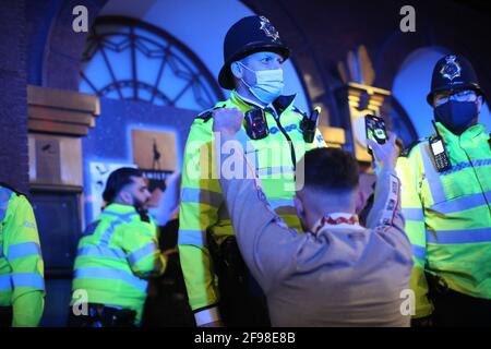 London, England, Großbritannien. April 2021. Die britische Polizei verhaftete einen Schwarzen. Nachtschwärmer füllten die Straßen von Soho in der ersten Freitagabend, nachdem die Blockierung des Coronavirus in England nachgelassen hatte. Das Land trat nach der Blockierung am 5. Januar in die dritte Phase der Lockerung ein. Kredit: Tayfun Salci/ZUMA Wire/Alamy Live Nachrichten Stockfoto