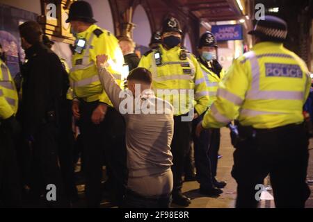 London, England, Großbritannien. April 2021. Die britische Polizei verhaftete einen Schwarzen. Nachtschwärmer füllten die Straßen von Soho in der ersten Freitagabend, nachdem die Blockierung des Coronavirus in England nachgelassen hatte. Das Land trat nach der Blockierung am 5. Januar in die dritte Phase der Lockerung ein. Kredit: Tayfun Salci/ZUMA Wire/Alamy Live Nachrichten Stockfoto