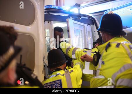 London, England, Großbritannien. April 2021. Die britische Polizei verhaftete einen Schwarzen. Nachtschwärmer füllten die Straßen von Soho in der ersten Freitagabend, nachdem die Blockierung des Coronavirus in England nachgelassen hatte. Das Land trat nach der Blockierung am 5. Januar in die dritte Phase der Lockerung ein. Kredit: Tayfun Salci/ZUMA Wire/Alamy Live Nachrichten Stockfoto