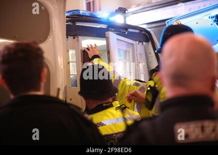 London, England, Großbritannien. April 2021. Die britische Polizei verhaftete einen Schwarzen. Nachtschwärmer füllten die Straßen von Soho in der ersten Freitagabend, nachdem die Blockierung des Coronavirus in England nachgelassen hatte. Das Land trat nach der Blockierung am 5. Januar in die dritte Phase der Lockerung ein. Kredit: Tayfun Salci/ZUMA Wire/Alamy Live Nachrichten Stockfoto