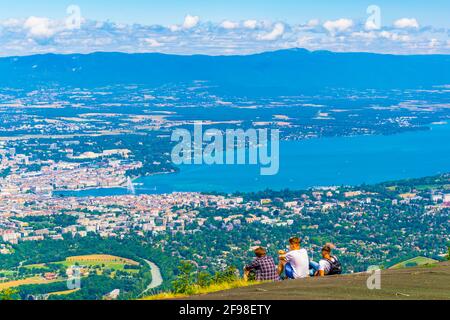 Drei Jungen blicken vom Mont Saleve aus über Genf Stockfoto