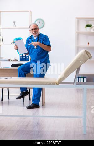 Leitender Arzt, der sich in der Klinik Notizen gemacht hat Stockfoto