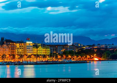 Blick auf die Promenade bei Sonnenuntergang entlang historischer Gebäude in Genf, Schweiz Stockfoto