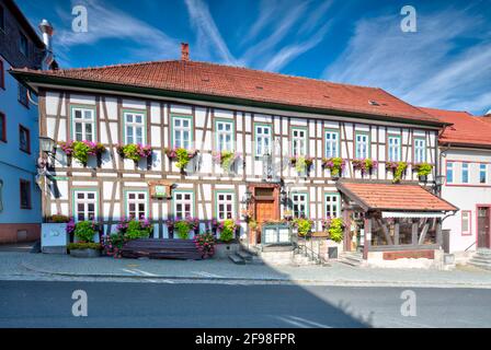 Gasthof zur Rhön, Hausfassade, Fachwerk, Blumenschmuck, Tann, Rhön, Osthessen, Kreis Fulda, Deutschland, Europa Stockfoto