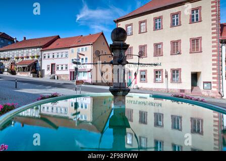 Naturmuseum, Brunnen, Blumenschmuck, Straße, Hausfassade, Tann, Rhön, Osthessen, Kreis Fulda, Deutschland, Europa Stockfoto