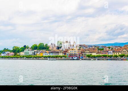 Weißer Palast in Nyon mit Blick auf den Genfer See in der Schweiz Stockfoto