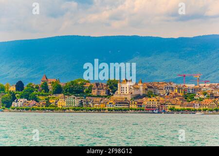 Weißer Palast in Nyon mit Blick auf den Genfer See in der Schweiz Stockfoto