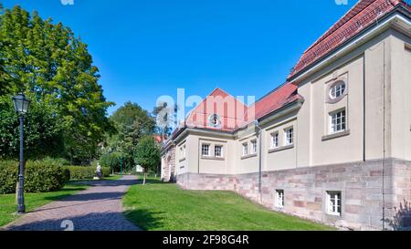 Rathaus, ehemalige Reithalle, Pub-Statue, Schlossgelände, Grünfläche, Garten, Gersfeld, Kreis Fulda, Hessen, Deutschland, Europa Stockfoto