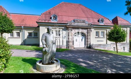 Rathaus, ehemalige Reithalle, Pub-Statue, Schlossgelände, Grünfläche, Garten, Gersfeld, Kreis Fulda, Hessen, Deutschland, Europa Stockfoto