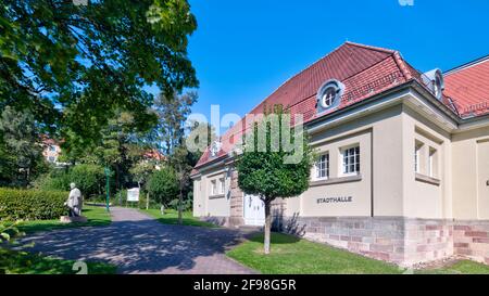 Rathaus, ehemalige Reithalle, Pub-Statue, Schlossgelände, Grünfläche, Garten, Gersfeld, Kreis Fulda, Hessen, Deutschland, Europa Stockfoto