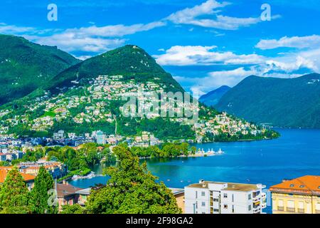 Schweizer Stadt Lugano dominiert von Monte Bré, Schweiz Stockfoto