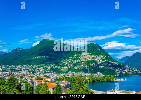 Schweizer Stadt Lugano dominiert von Monte Bré, Schweiz Stockfoto