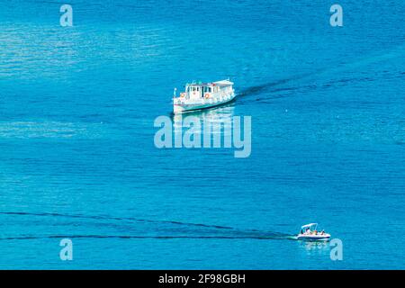 Die Passagierfähre kommt am Pier im Hafen von Lugano in der Schweiz an Stockfoto