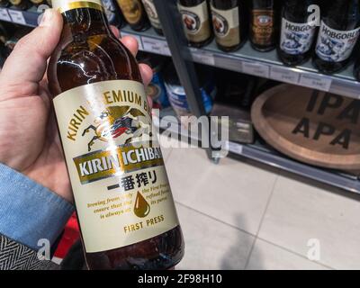 NOVI SAD, SERBIEN - 5. APRIL 2021: Kirin Ichiban Logo auf einer leichten Pilsner Bierflasche ihrer Produktion. Kirin Ichiban ist ein japanisches Bier Teil der Stockfoto