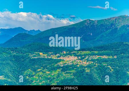 Blick auf ein kleines Dorf am Luganer See, Schweiz Stockfoto