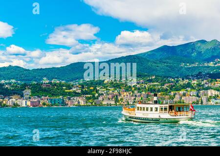 Die Passagierfähre kommt am Pier im Hafen von Lugano in der Schweiz an Stockfoto