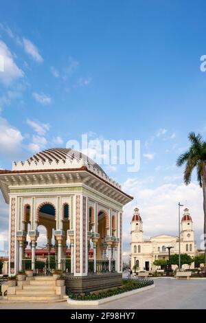 Central Park Parque Céspedes in Manzanillo mit Kathedrale, Granma, Kuba Stockfoto