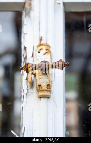 Deutschland, Rheinland-Pfalz, Gleiszellen-Gleishorbach, altes Fenster. Stockfoto