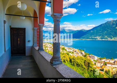 Blick vom Balkon auf Santuario della Madonna del Sasso in Locarno, Schweiz Stockfoto