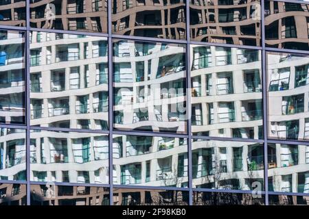 Wien, Spiegeleffekt des Wohnhauses DC Wohnen in Donau City, Loggien, Betonfassade 22. Donaustadt, Wien / Wien, Österreich Stockfoto