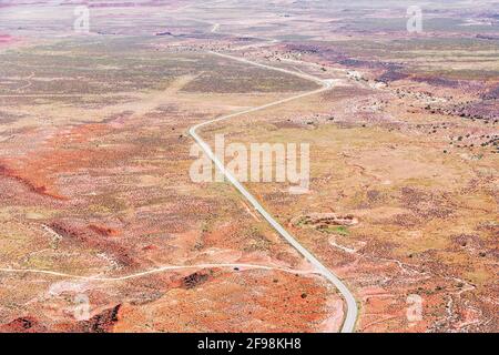 Kurvenreiche Fahrbahn, die durch Valley of the Gods, Utah, USA, Stockfoto