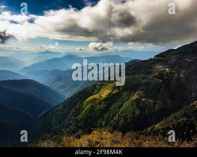 Atemberaubender Blick auf die geschichteten Bergketten unter einem wolkigen Himmel In der Nähe des Tsomgo-Sees Stockfoto