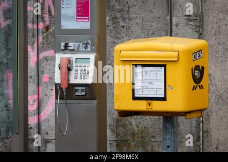 Krefeld, Nordrhein-Westfalen, Deutschland - öffentliche Telefonzelle und Briefkasten. Stockfoto