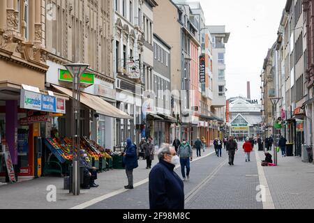 Krefeld, Nordrhein-Westfalen, Deutschland - Krefelder Innenstadt in Zeiten der Koronakrise während der zweiten Sperre sind die meisten Geschäfte geschlossen, nur wenige Passanten laufen auf der Hochstraße, der Haupteinkaufsstraße. Stockfoto