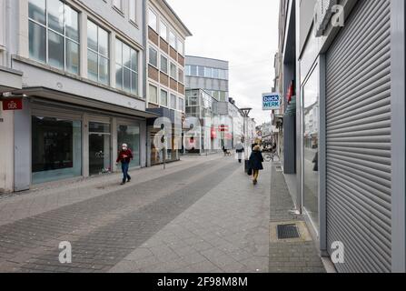 Krefeld, Nordrhein-Westfalen, Deutschland - Krefelder Innenstadt in Zeiten der Koronakrise während der zweiten Schließung sind die meisten Geschäfte geschlossen, einige Geschäfte leer, nur wenige Passanten laufen auf der Hochstraße, der Haupteinkaufsstraße. Stockfoto